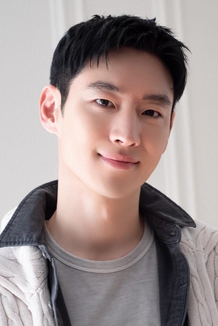 Lee Je Hoon – Biography, Age, Korean Dramas & Movies